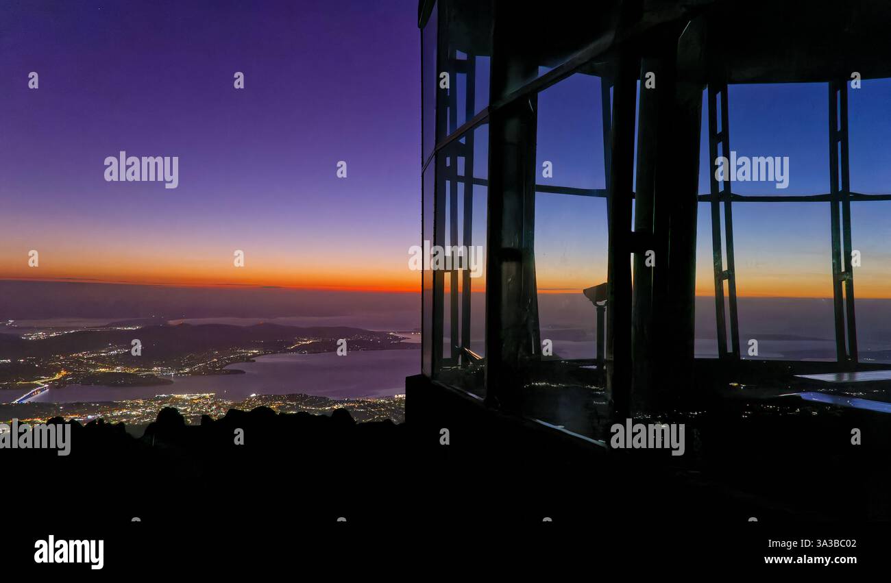 Vue de Hobart depuis le refuge d'observation de Pinnacle sur le mont Wellington à l'aube du lever du soleil avec des rochers ciel clair horizon orange Tasmanie, Australie Banque D'Images