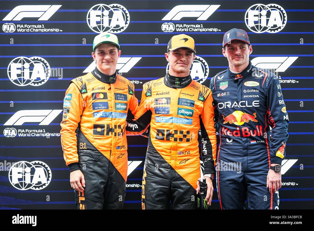 MELBOURNE, AUSTRALIE - 15 MARS : Top 3 des qualifications (Oscar Piastri d'Australie et McLaren F1 Team, Lando Norris de Grande-Bretagne et McLaren F1 Team, Max Verstappen des pays-Bas et Oracle Red Bull Racing) lors des qualifications avant le Grand Prix de F1 d'Australie sur le circuit Albert Park le 15 mars 2025 à Melbourne, Australie. (Photo de Qian Jun/Paddocker) Banque D'Images
