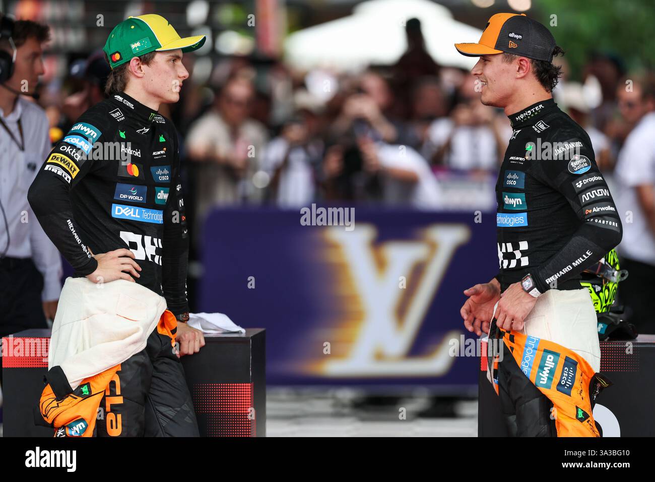 MELBOURNE, AUSTRALIE - 15 MARS : Oscar Piastri d'Australie et McLaren F1 Team et Lando Norris de Grande-Bretagne et McLaren F1 Team apparaissent dans l'interview post-qualification lors des qualifications avant le Grand Prix de F1 d'Australie sur le circuit Albert Park le 15 mars 2025 à Melbourne, Australie. (Photo de Qian Jun/Paddocker) Banque D'Images