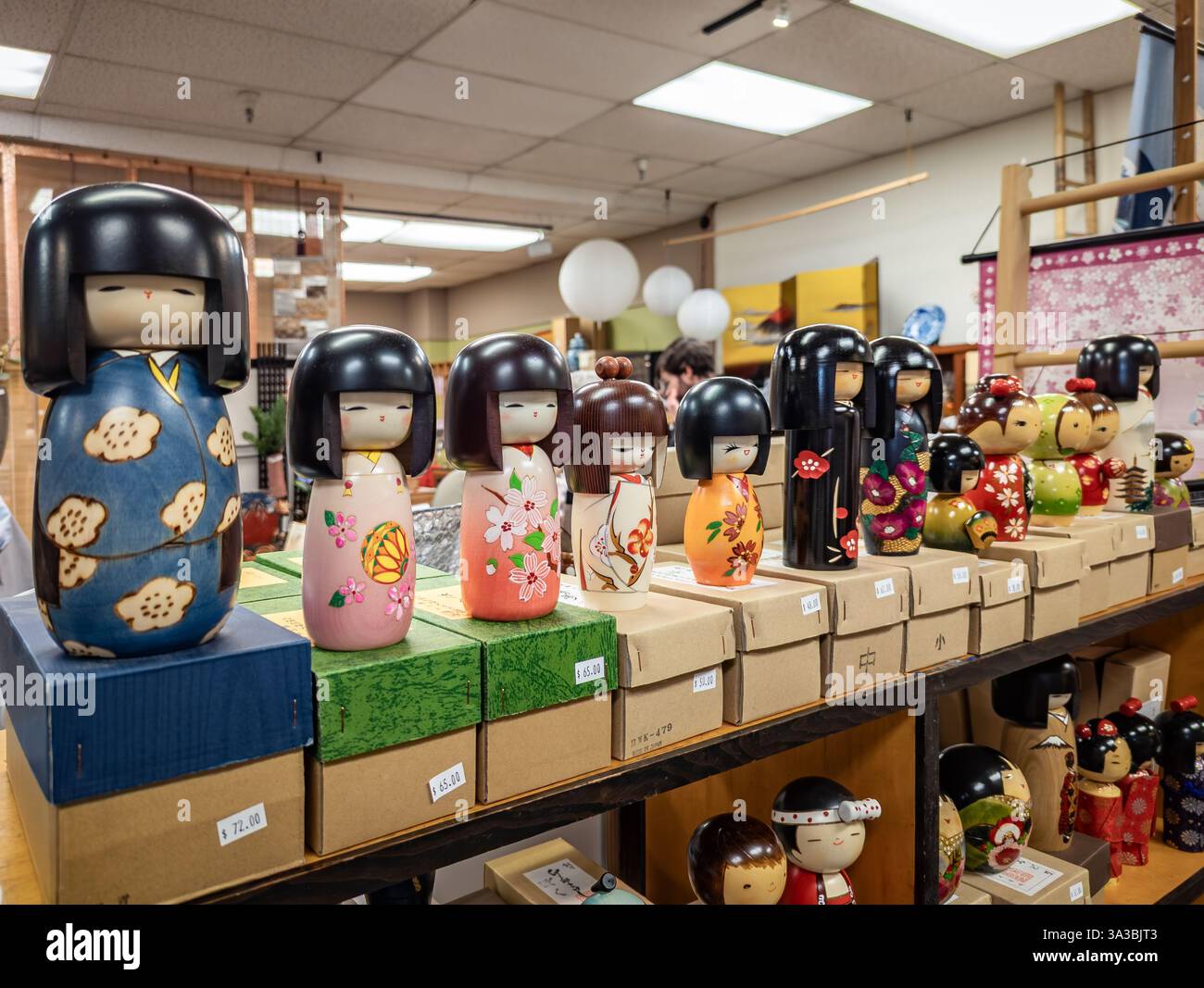 San Francisco, États-Unis - 13 mars 2025 : poupées colorées kokeshi artisanales, figures traditionnelles japonaises d'art folklorique en bois dans une boutique de souvenirs à Japantown Banque D'Images