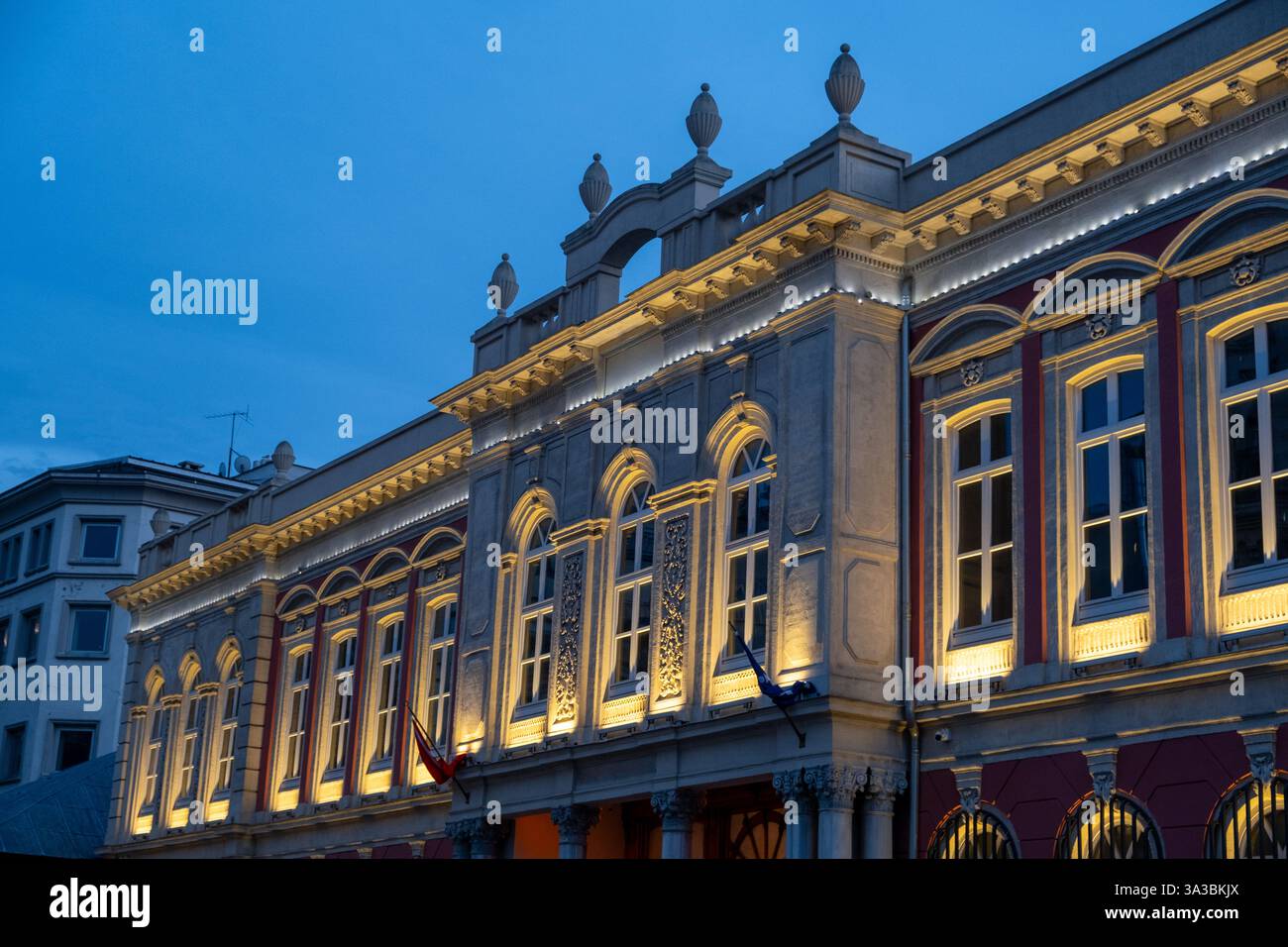 Le charme du soir du musée İşbank, beauté architecturale à Istanbul, avec bâtiment, ville, culture, porte, façade, histoire, point de repère, lumière, nuit, STO Banque D'Images