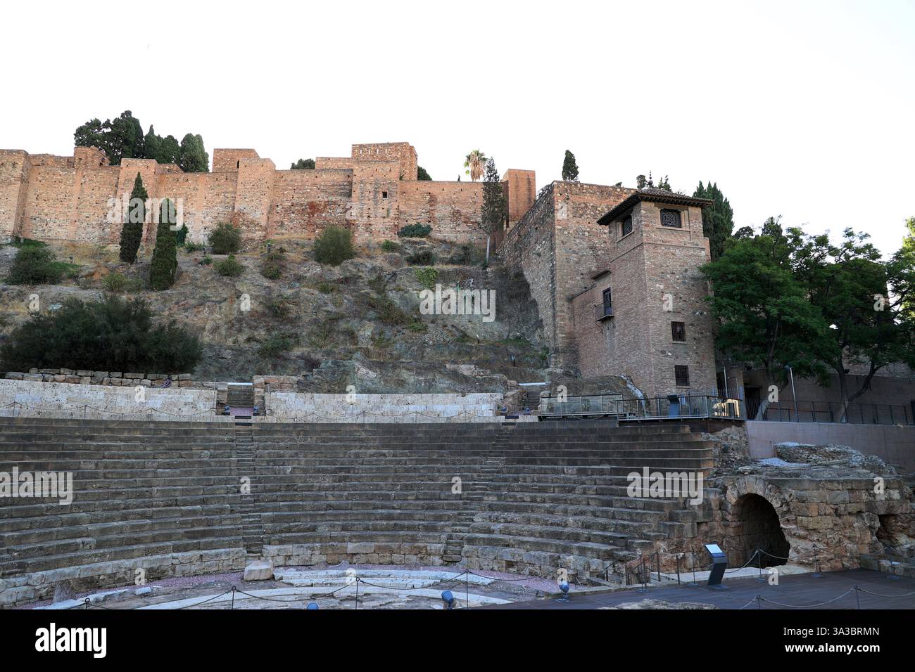 Alcazaba Citadelle et Théâtre romain au premier plan de Malaga, Andalousie, Espagne Banque D'Images