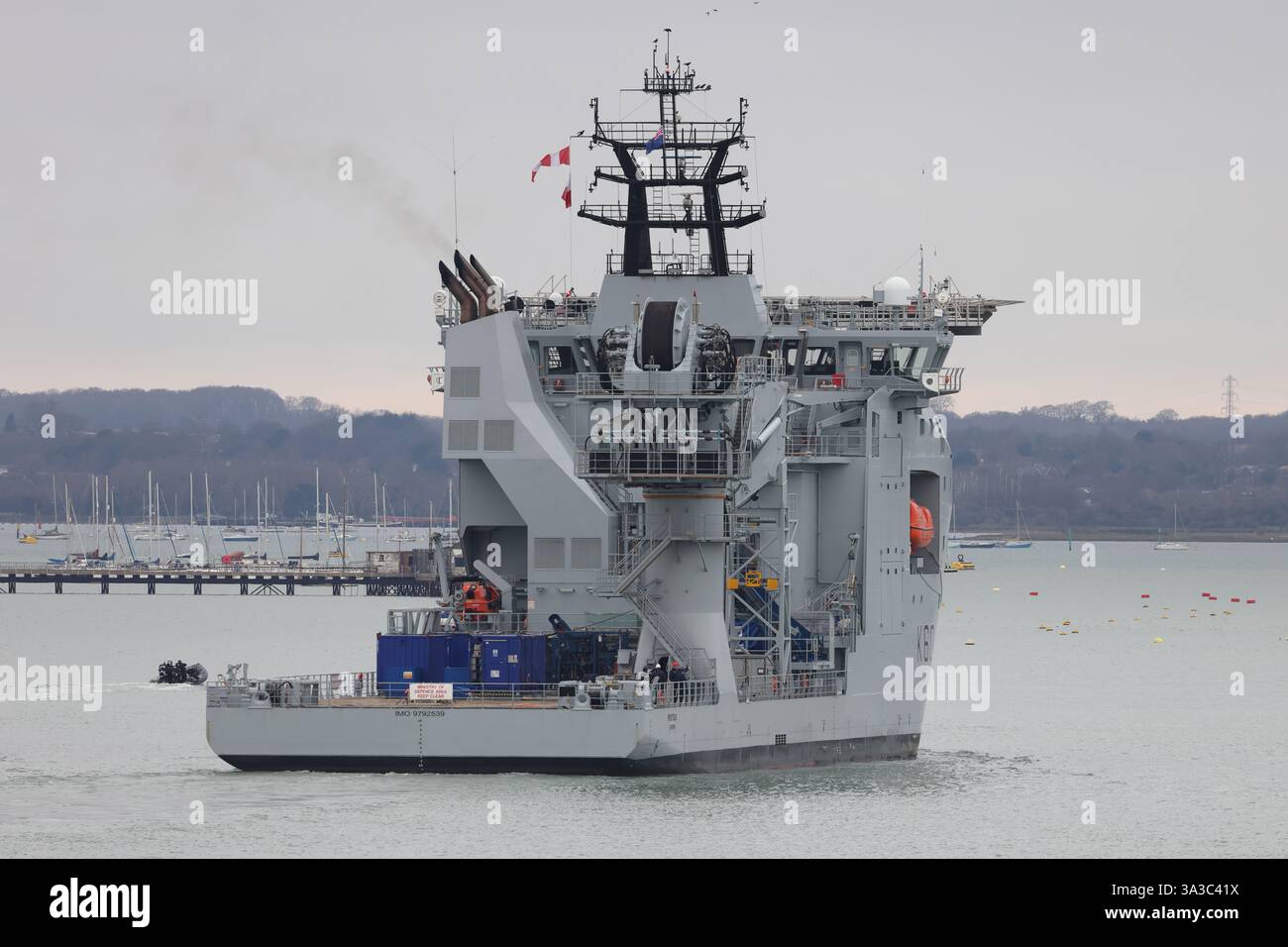 Le navire de surveillance multirôle RFA PROTEUS (K60) se dirigeant vers le port Banque D'Images