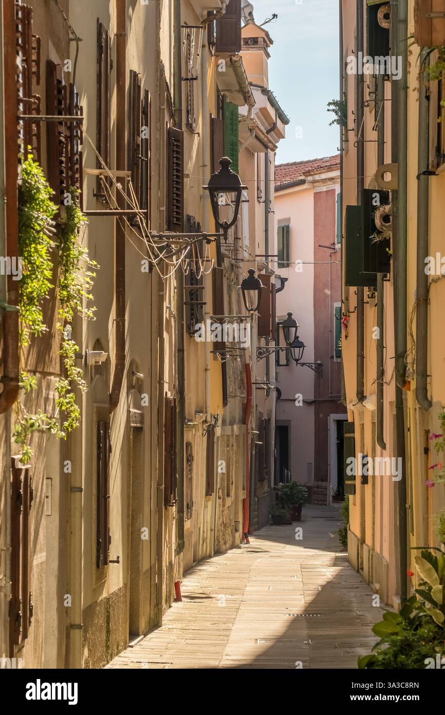 Rues étroites pittoresques de la vieille ville de Muggia, Trieste, Italie Banque D'Images