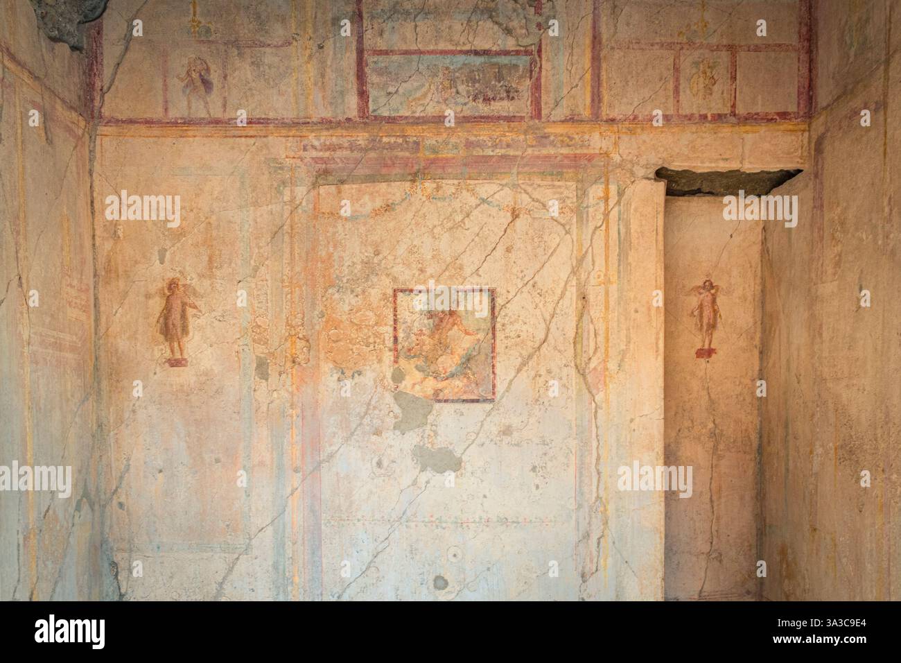 Une vue détaillée d'une fresque romaine antique dans un bâtiment préservé à Pompéi, en Italie, mettant en valeur l'art vibrant et l'artisanat historique Banque D'Images