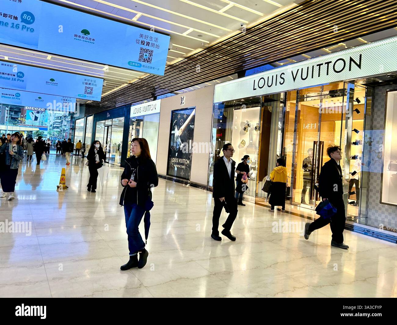 Taipei, Taiwan, Crowd People Shopping, Louis Vuitton, vêtements de luxe LVMH exposés en vitrine - Image de stock capturée avec un smartphone