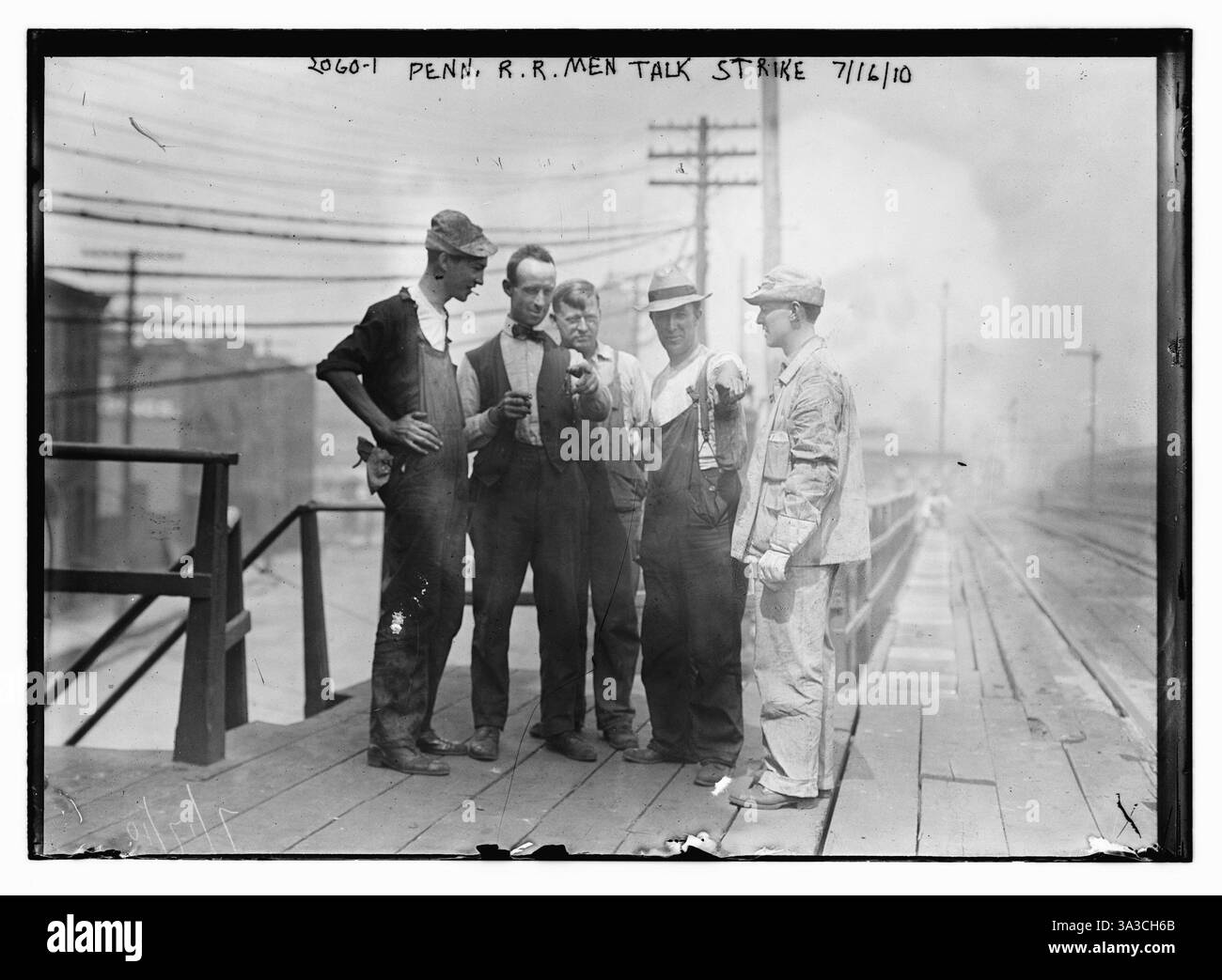 'Grève des chemins de fer aux États-Unis - 1910 - Railroad) les hommes parlent grève Banque D'Images