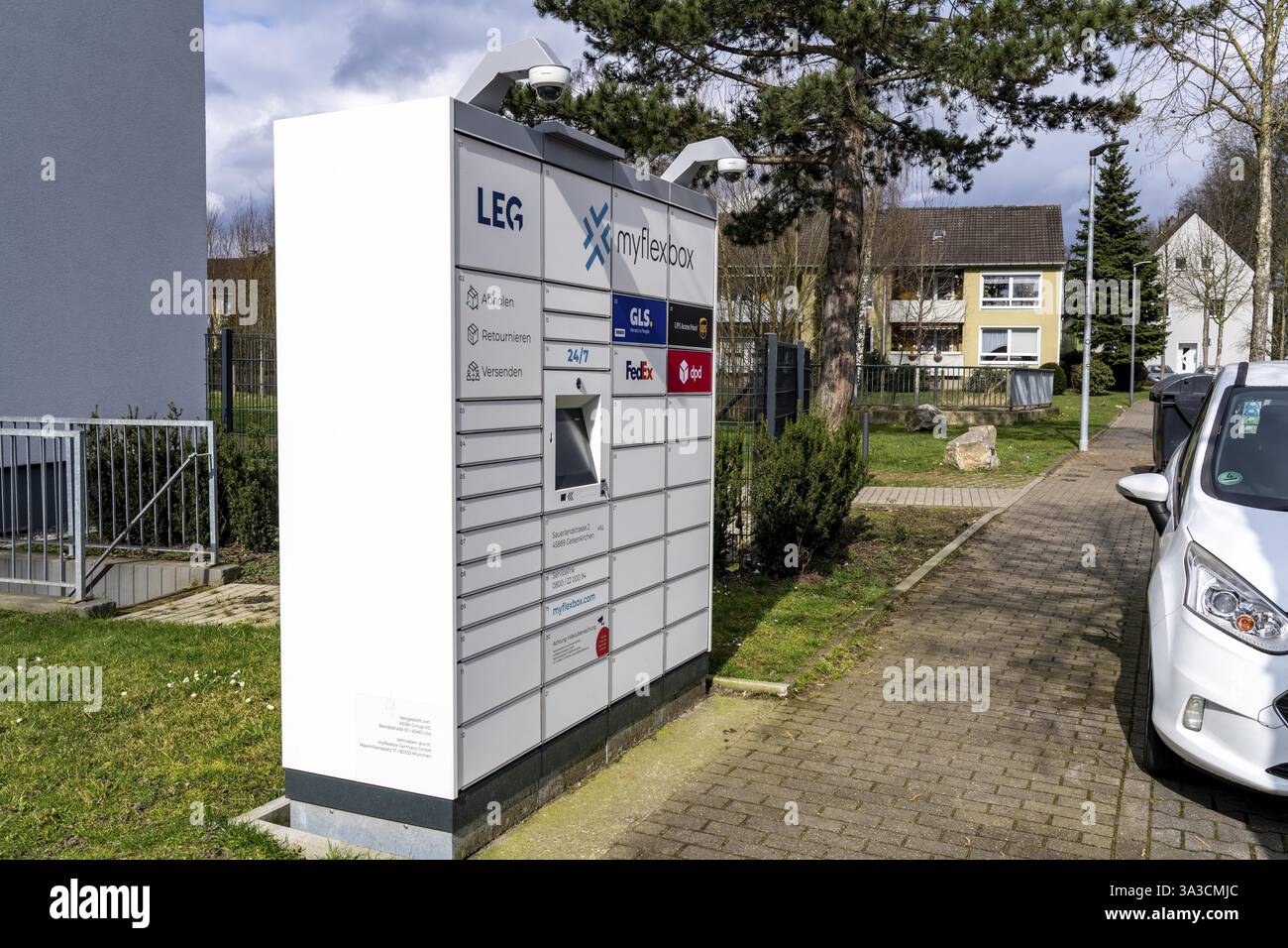 Parcel station de myflexbox, solution logistique pour différents prestataires de services de colis dans une station de colis, UPS, dpd, GLS, Fedex, en coopération avec Banque D'Images Parcel station de myflexbox, solution logistique pour différents prestataires de services de colis dans une station de colis, UPS, dpd, GLS, Fedex, en coopération avec Banque D'Images