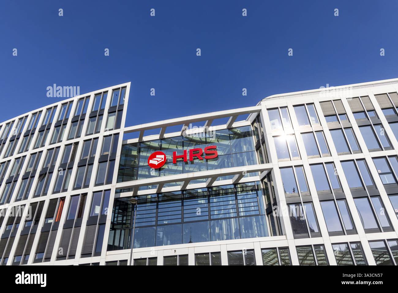 Immeuble de bureaux avec le logo HRS. Siège du portail international de réservation hôtelière dans l'industrie du tourisme. Cologne, Rhénanie du Nord-Westphalie, No Banque D'Images