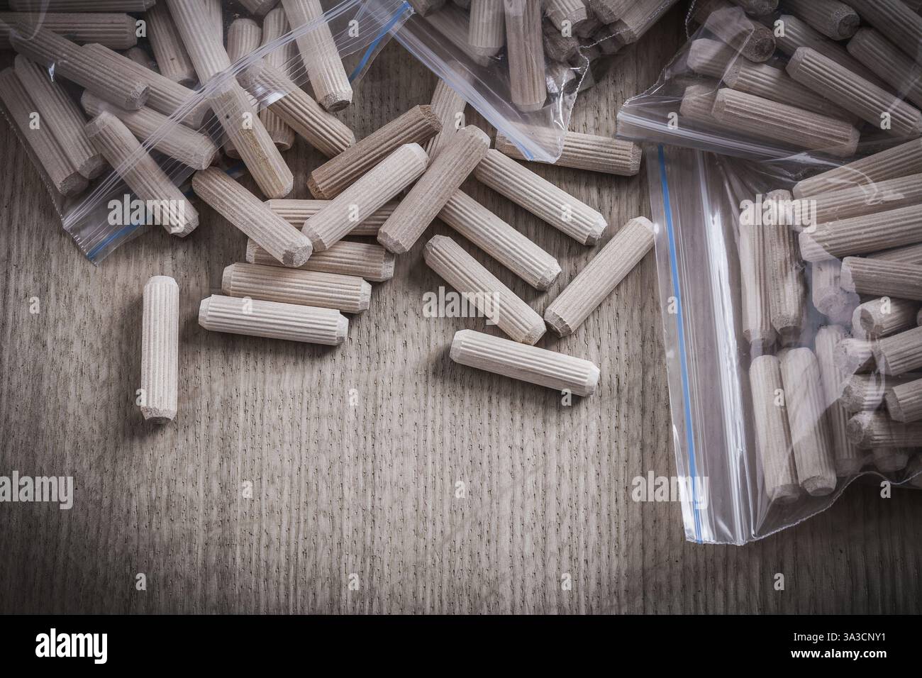Chevilles en bois sur le concept de construction de panneaux de bois Banque D'Images