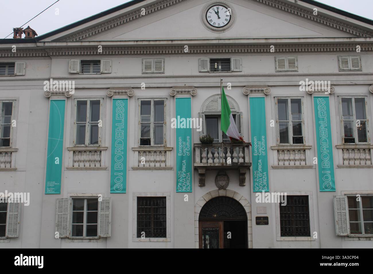 Gorizia, Italie - 25 février 2025 : la mairie de Gorizia, capitale européenne de la culture 2025 avec Nova Gorica. Europe du Sud. Banque D'Images
