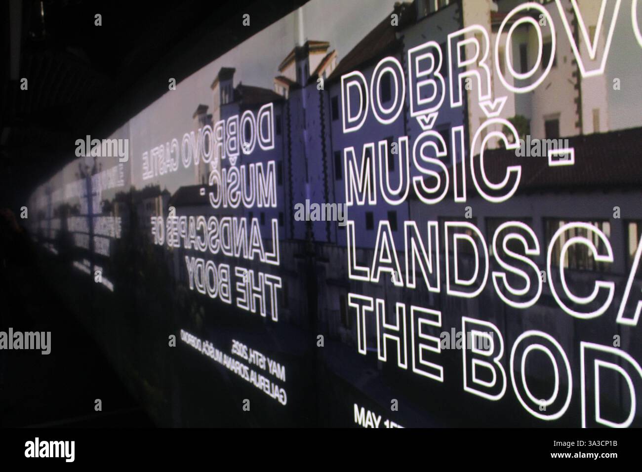 Nova Gorica, Slovénie : projection de lumière dans le X Center. Nova Gorica est capitale européenne de la culture 2025 avec Gorizia, Italie. Banque D'Images