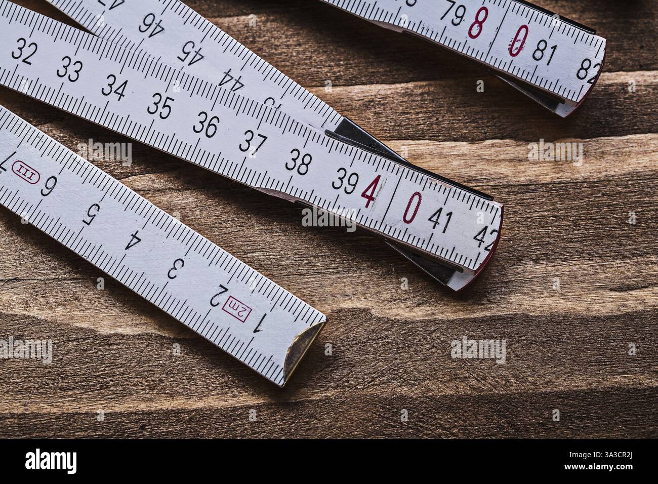 Mètre en bois blanc sur le concept de construction de vue horizontale de panneau de bois Banque D'Images