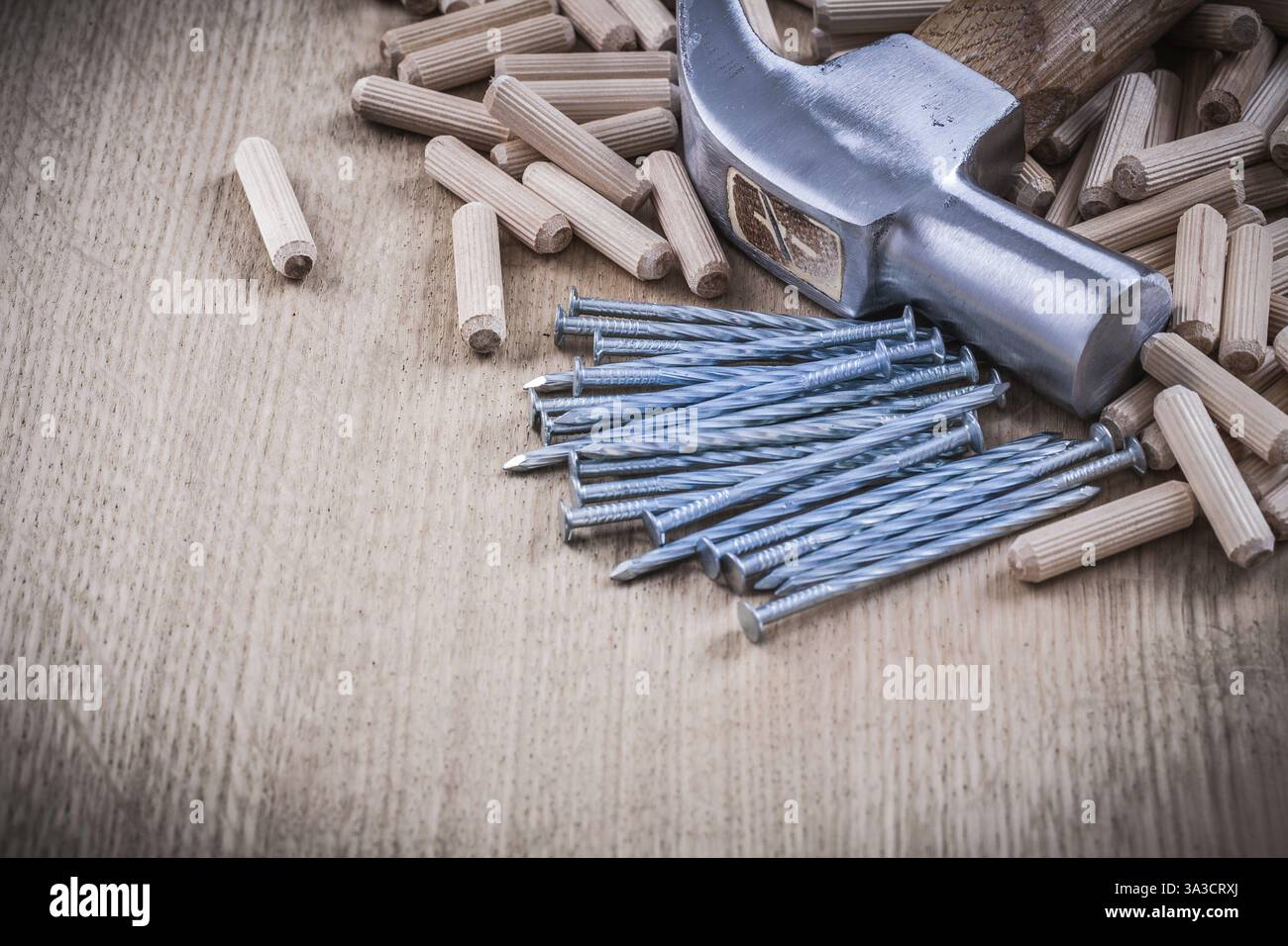 Goujons de travail du bois, clous inoxydables et concept de construction de marteau à griffes Banque D'Images