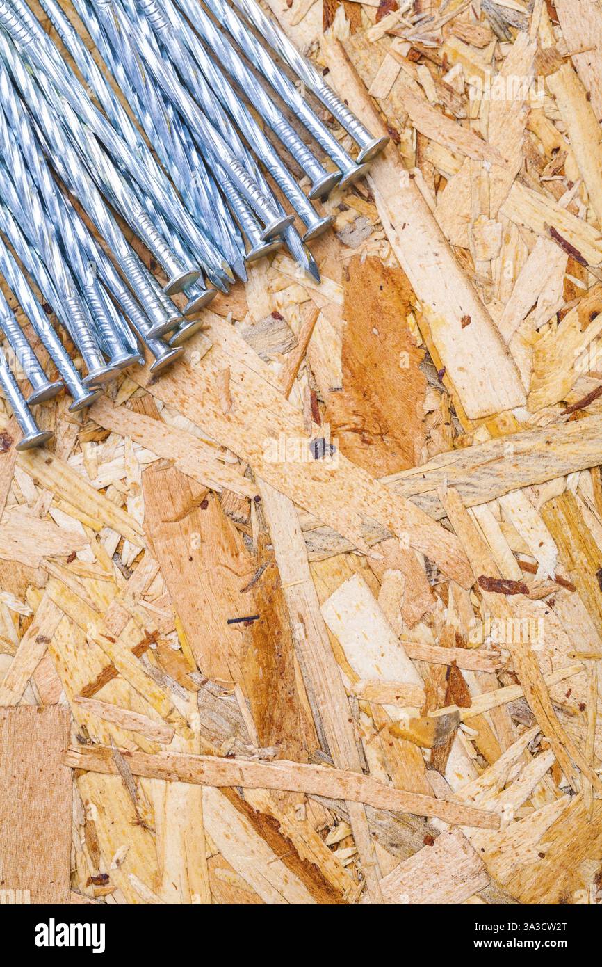 Pile de clous sur contreplaqué très près avec copyspace Banque D'Images