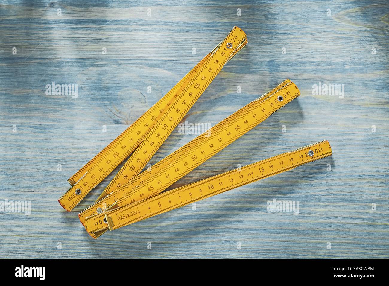 Mètre en bois sur le concept de construction de vue de dessus de planche de bois vintage Banque D'Images