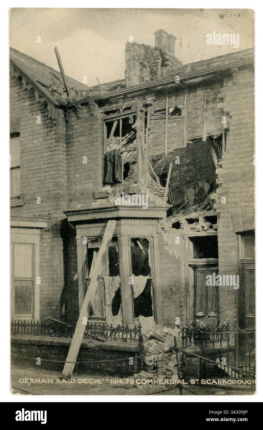 Carte postale originale de la première Guerre mondiale d'une maison détruite à Scarborough, qui a été touchée par un bombardement d'obus de la marine allemande provenant des navires de guerre de la flotte de haute mer de la marine impériale allemande , le matin du 16 décembre 1914 . La propriété était située au 79 commercial Street., Scarborough, North Yorkshire, Royaume-Uni. Cette attaque de bombardement sur des civils a provoqué l'indignation et a été utilisée par le gouvernement pour recruter plus de jeunes hommes dans les forces armées. . Carte postale datée / postée le 19 août 1916 Banque D'Images
