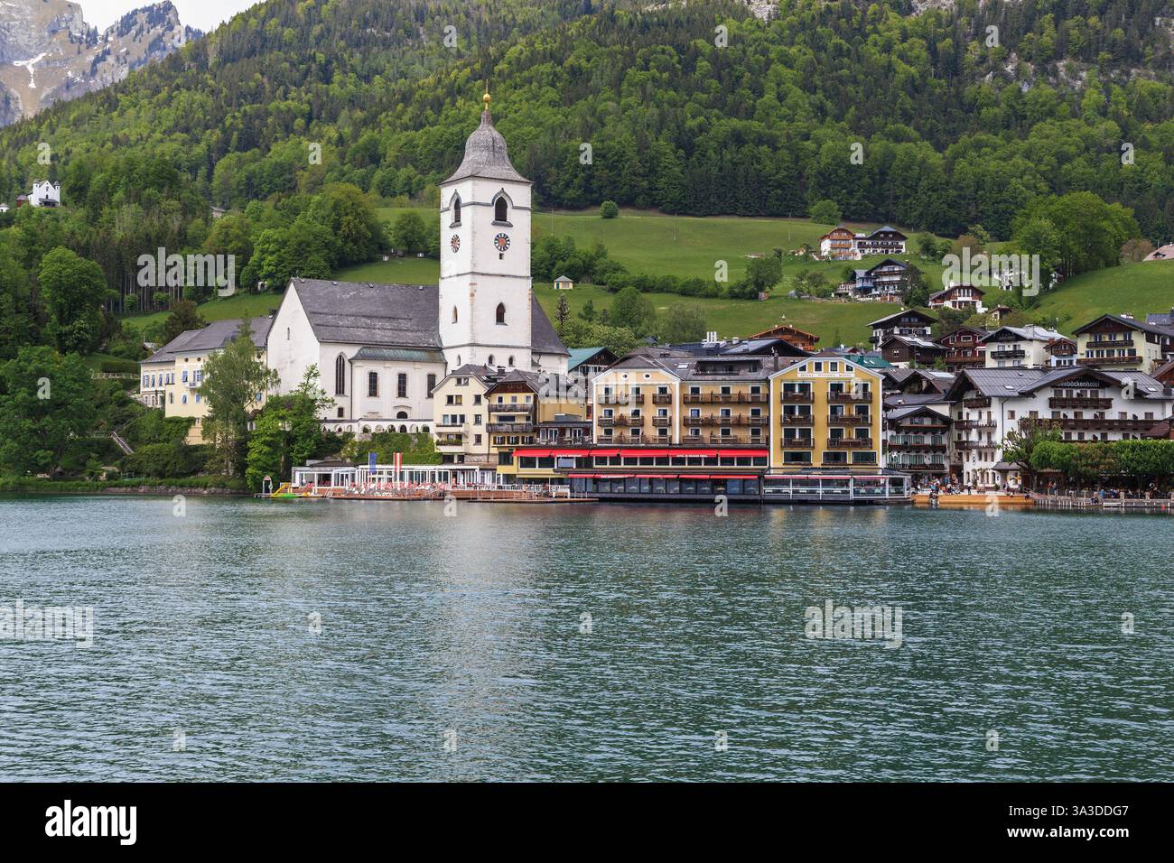 SANKT WOLFGANG, AUTRICHE - 19 MAI 2019 : il s'agit d'une vue panoramique de la ville depuis le bord du lac. Banque D'Images