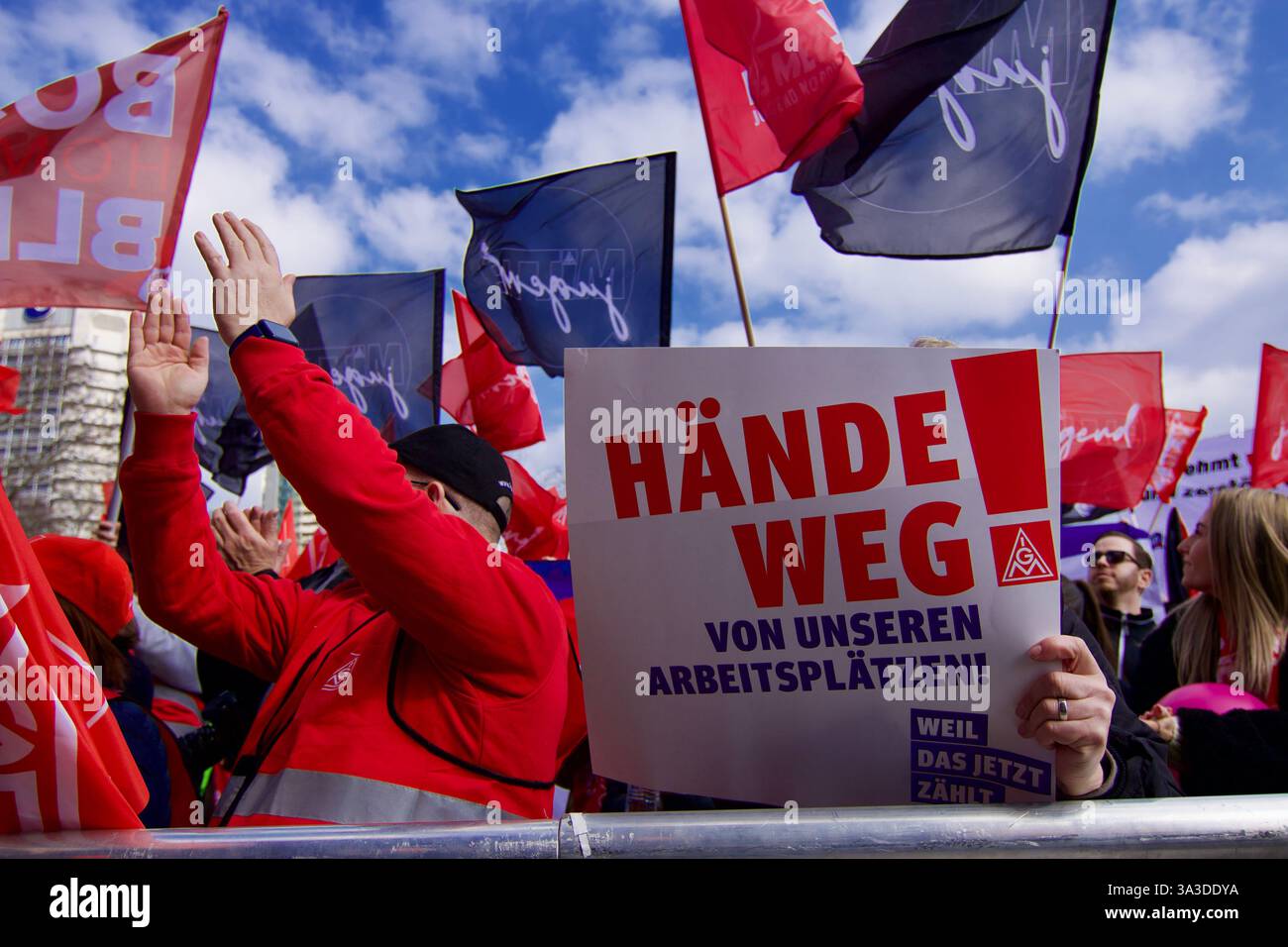 Francfort-sur-le-main, Allemagne. 15 mars 2025. Une protestation de IG Metal Frankfurt sous le slogan Be Loud! Parce que ça compte maintenant. Banque D'Images