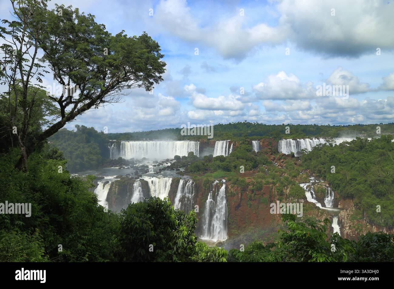 Chutes d'Iguazu, Argentine et Brésil - chutes d'eau de la rivière Iguazu à la frontière de la province Argentine de Misiones et de l'état brésilien de Parana Banque D'Images