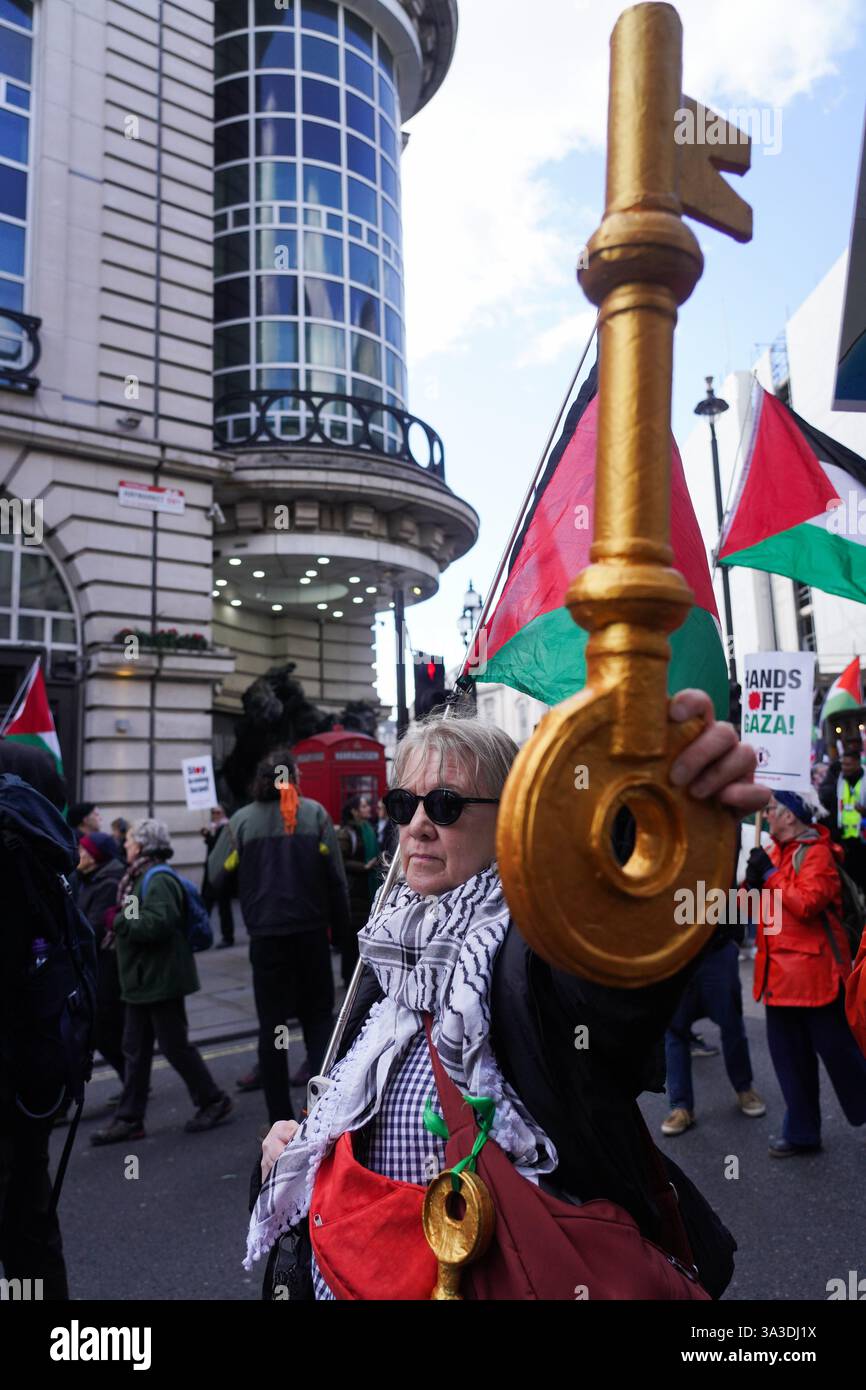 Londres, Royaume-Uni. 15 mars 2025. Plus de 50,000 personnes ont défilé à travers Londres pour exiger la fin de l’armement d’Israël, le non-nettoyage ethnique et une Palestine libre. Crédit : Kristian Buus/Alamy Live News Banque D'Images