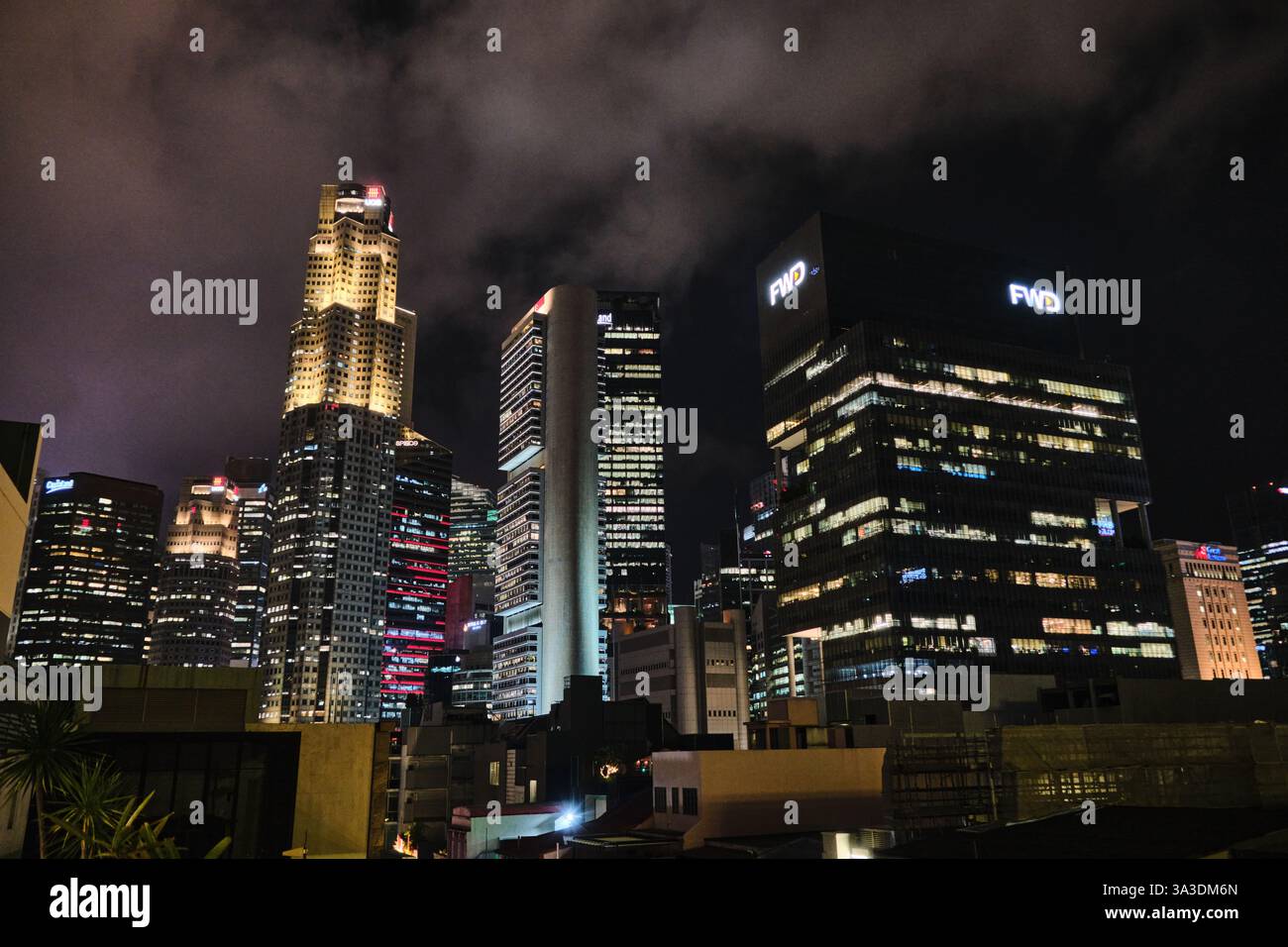 Singapour - 18 janvier 2025 : quartier des affaires, vue nocturne des immeubles de bureaux Banque D'Images