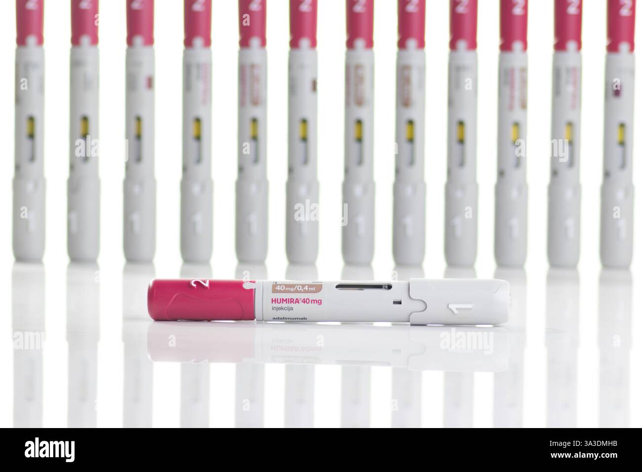 VINKOVCI, CROATIE, 05.26.2020:présentation organisée de stylos d'injection médicaux, mettant en évidence la conception et l'utilité du produit. Banque D'Images