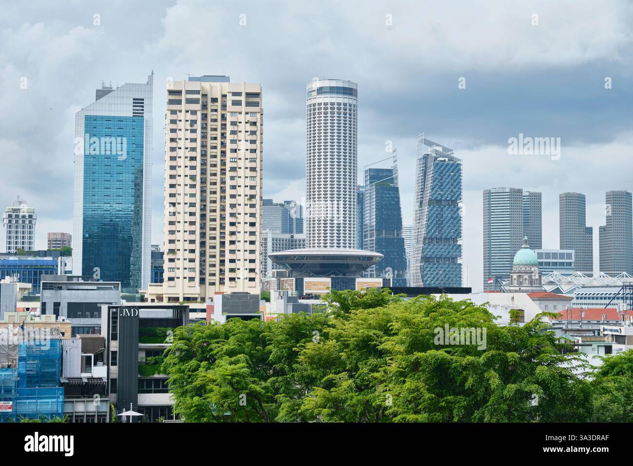 Singapour - 16 août 2024 : vue sur la ville depuis la piscine à débordement du Park Royal Collection Pickering Hotel Banque D'Images