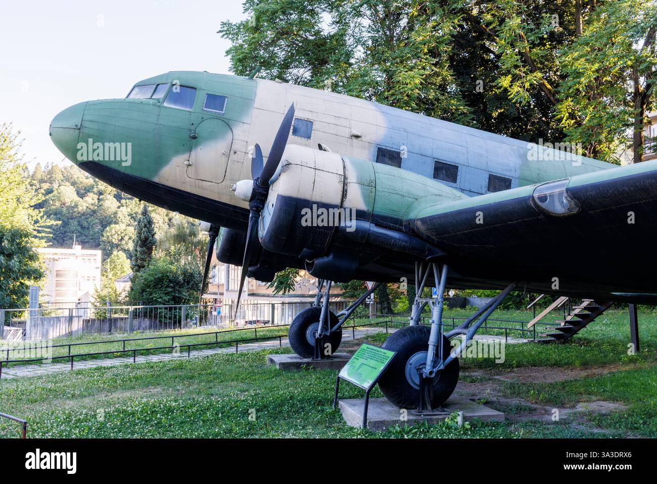 Avion soviétique Lisunov Li-2, dans le cadre d'une exposition d'armes militaires au Musée du soulèvement national slovaque, Banska Bystrica, Slovaquie Banque D'Images