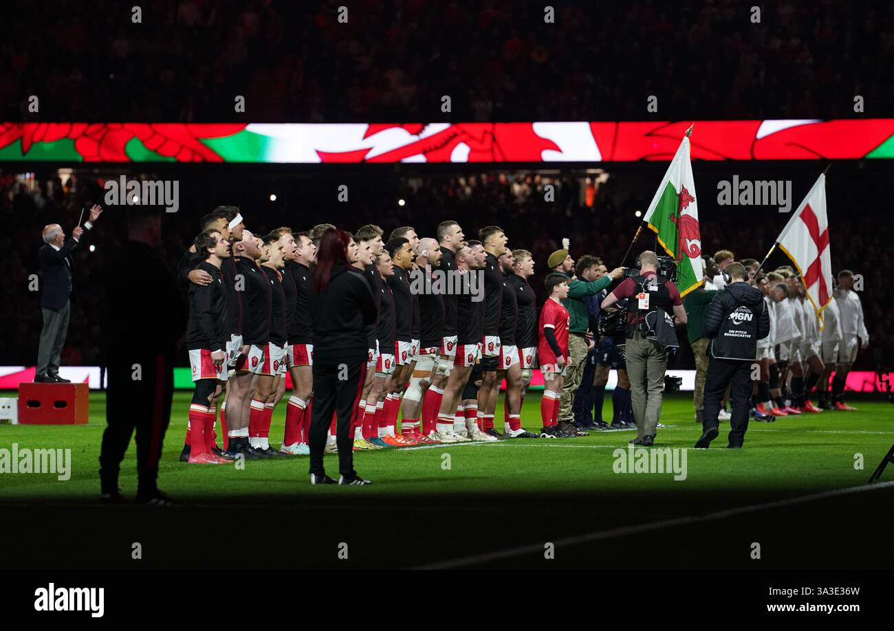 Les joueurs du pays de Galles chantent l'hymne national avant le Guinness Men's six Nations match au Principality Stadium de Cardiff. Date de la photo : samedi 15 mars 2025. Banque D'Images