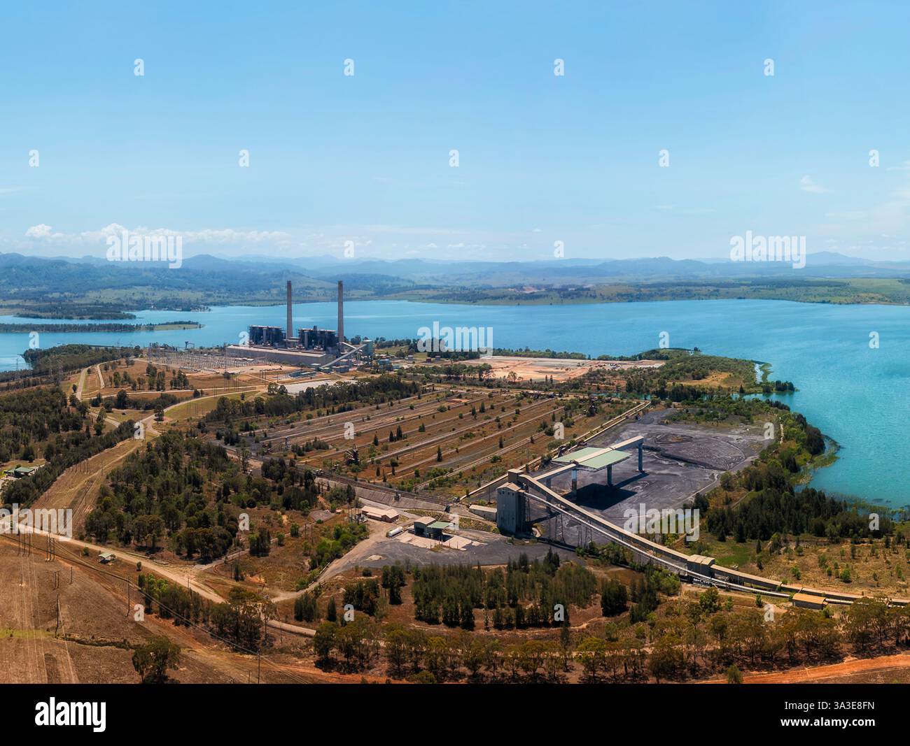 Lac Liddell et centrale à charbon produisant de l'électricité dans Hunter Valley en Australie - courte vue aérienne. Banque D'Images