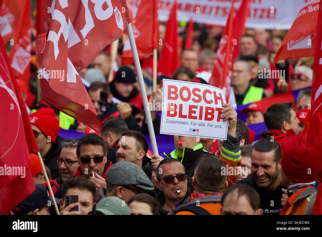 Francfort-sur-le-main, Allemagne. 15 mars 2025. Une protestation de IG Metal Frankfurt sous le slogan Be Loud! Parce que ça compte maintenant. Banque D'Images