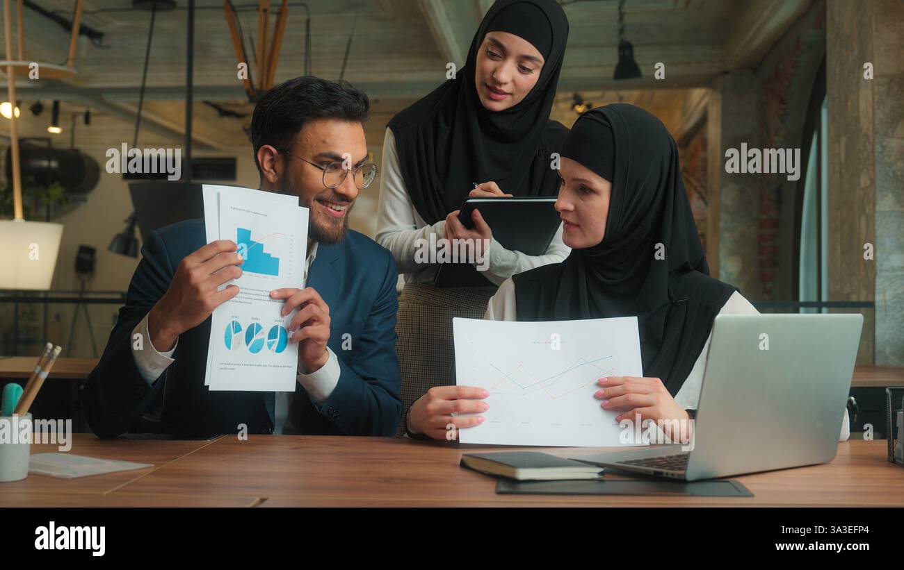 Femmes musulmanes hijab femmes d'affaires homme d'affaires homme d'affaires homme d'affaires homme d'affaires homme d'affaires courtier négociant en valeurs mobilières parlant vidéo appel portable conférence en ligne dans le bureau Banque D'Images