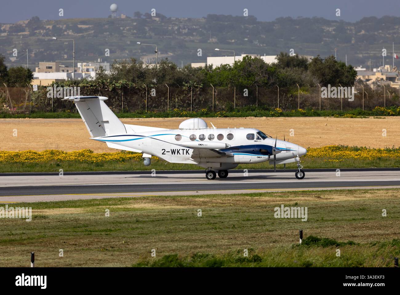 DEA Aviation Beechcraft 200T King Air (Reg : 2-WKTK) effectuant un virage de 180 degrés après l'atterrissage de la piste 13. Banque D'Images