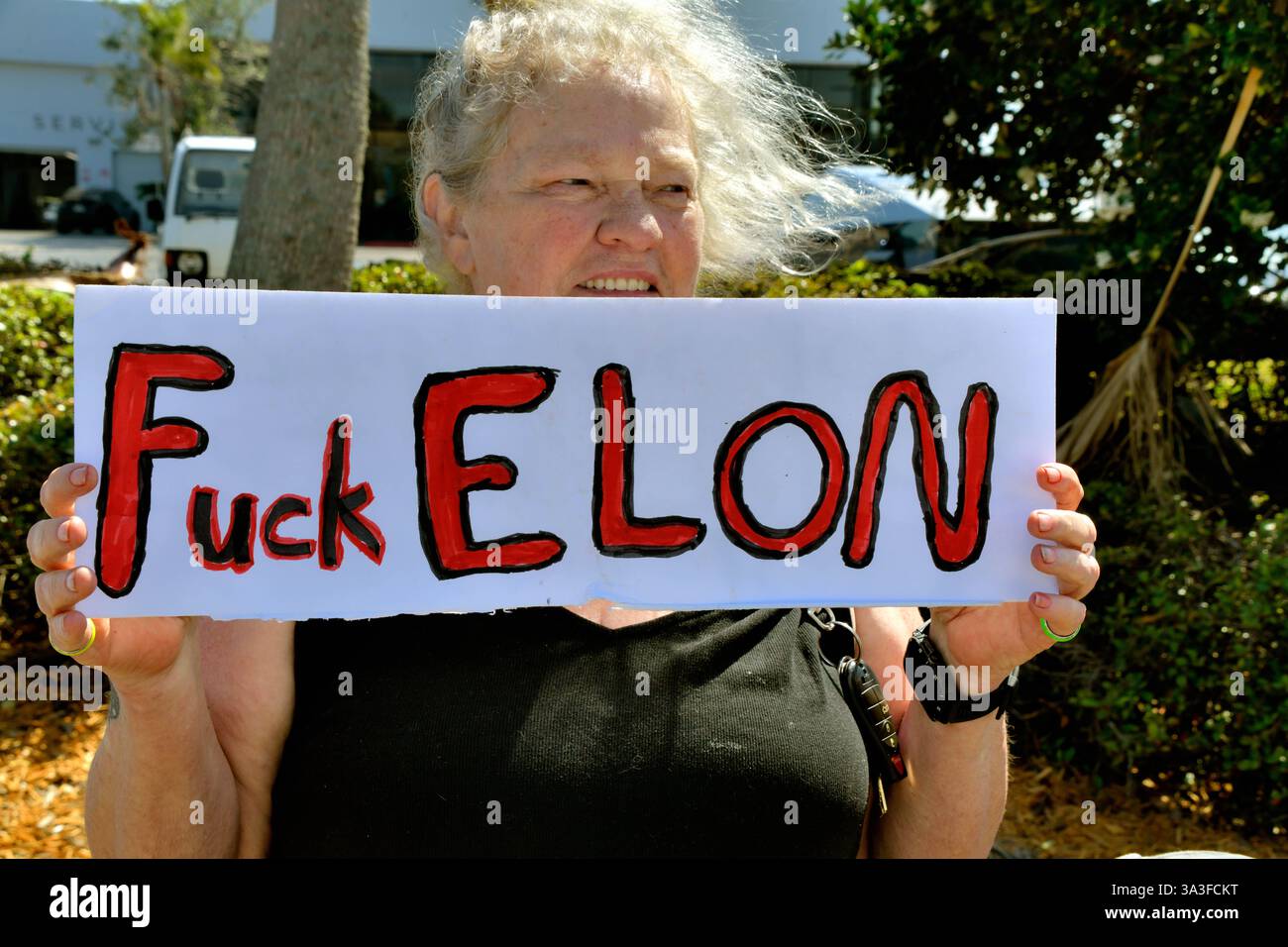 Merritt Island, comté de Brevard, Floride, 15 mars 2025, un grand groupe de manifestants s'est rassemblé devant le concessionnaire US-520 Tesla pour protester contre les liens d'Elon Musk avec l'administration Trump. Ils brandissaient des drapeaux et tenaient des affiches exprimant leurs sentiments. Crédit photo : Julian Leek/Alamy Live News Banque D'Images