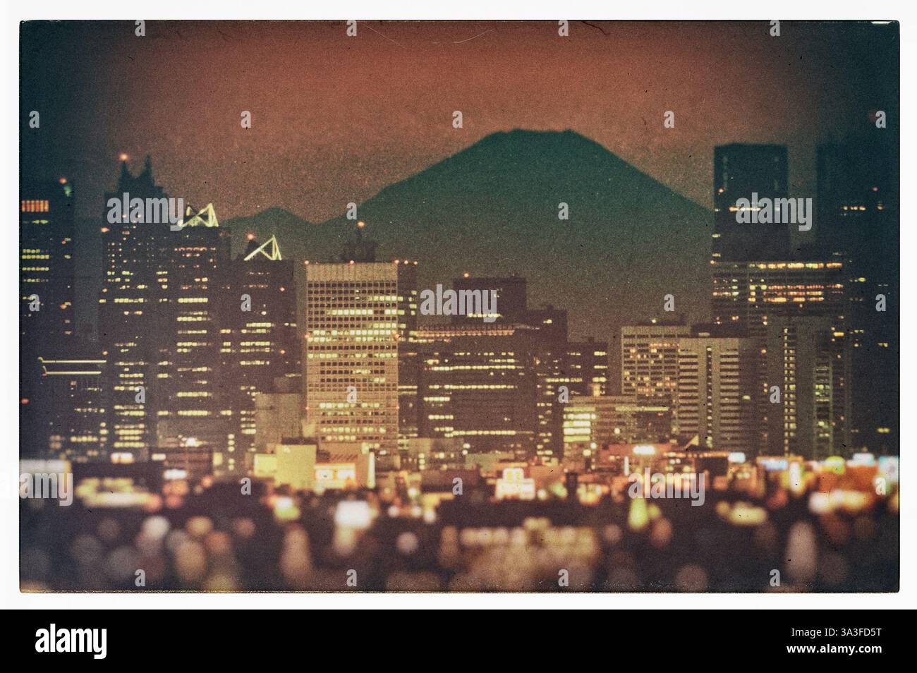 MT. Fuji se dresse en silhouette derrière les gratte-ciel des quartiers d'affaires et de divertissement de Shinjuku, au Japon. Banque D'Images