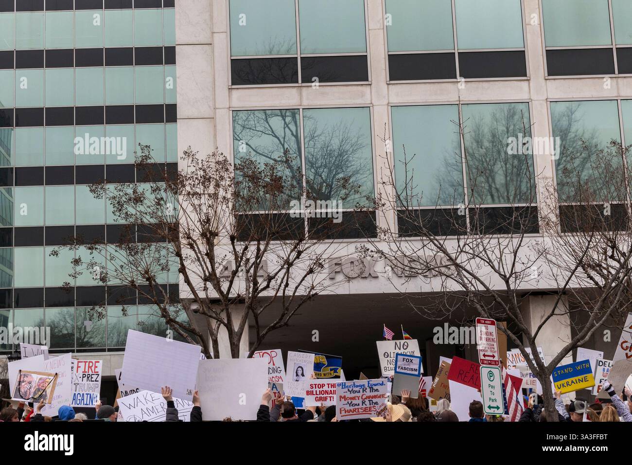 Washington DC, États-Unis. 15 mars 2025. Des centaines de manifestants se rassemblent et manifestent devant le bureau de Fox News Washington, D.C. le 15 mars 2025. Outre Fox News, ils protestent également contre NBC News, CNN et les nouvelles politiques de réforme du gouvernement de Donald Trump. Crédit : Aashish Kiphayet/Alamy Live News Banque D'Images