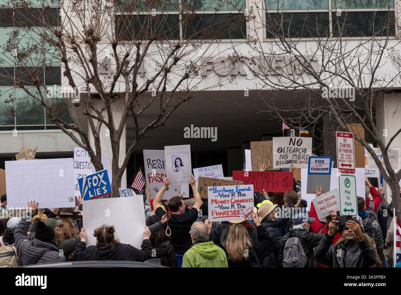 Washington DC, États-Unis. 15 mars 2025. Des centaines de manifestants se rassemblent et manifestent devant le bureau de Fox News Washington, D.C. le 15 mars 2025. Outre Fox News, ils protestent également contre NBC News, CNN et les nouvelles politiques de réforme du gouvernement de Donald Trump. Crédit : Aashish Kiphayet/Alamy Live News Banque D'Images
