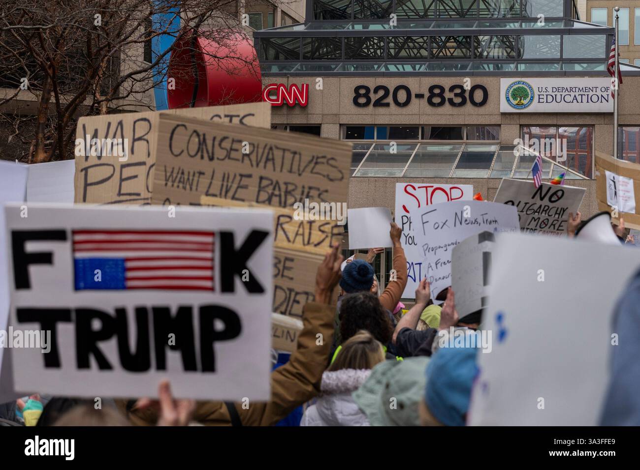 Washington DC, États-Unis. 15 mars 2025. Les manifestants se rassemblent et manifestent devant le bureau de CNN à Washington, DC le 15 mars 2025. Outre CNN, ils protestent également contre Fox News, NBC News et les nouvelles politiques de réforme du gouvernement de Donald Trump. Crédit : Aashish Kiphayet/Alamy Live News Banque D'Images