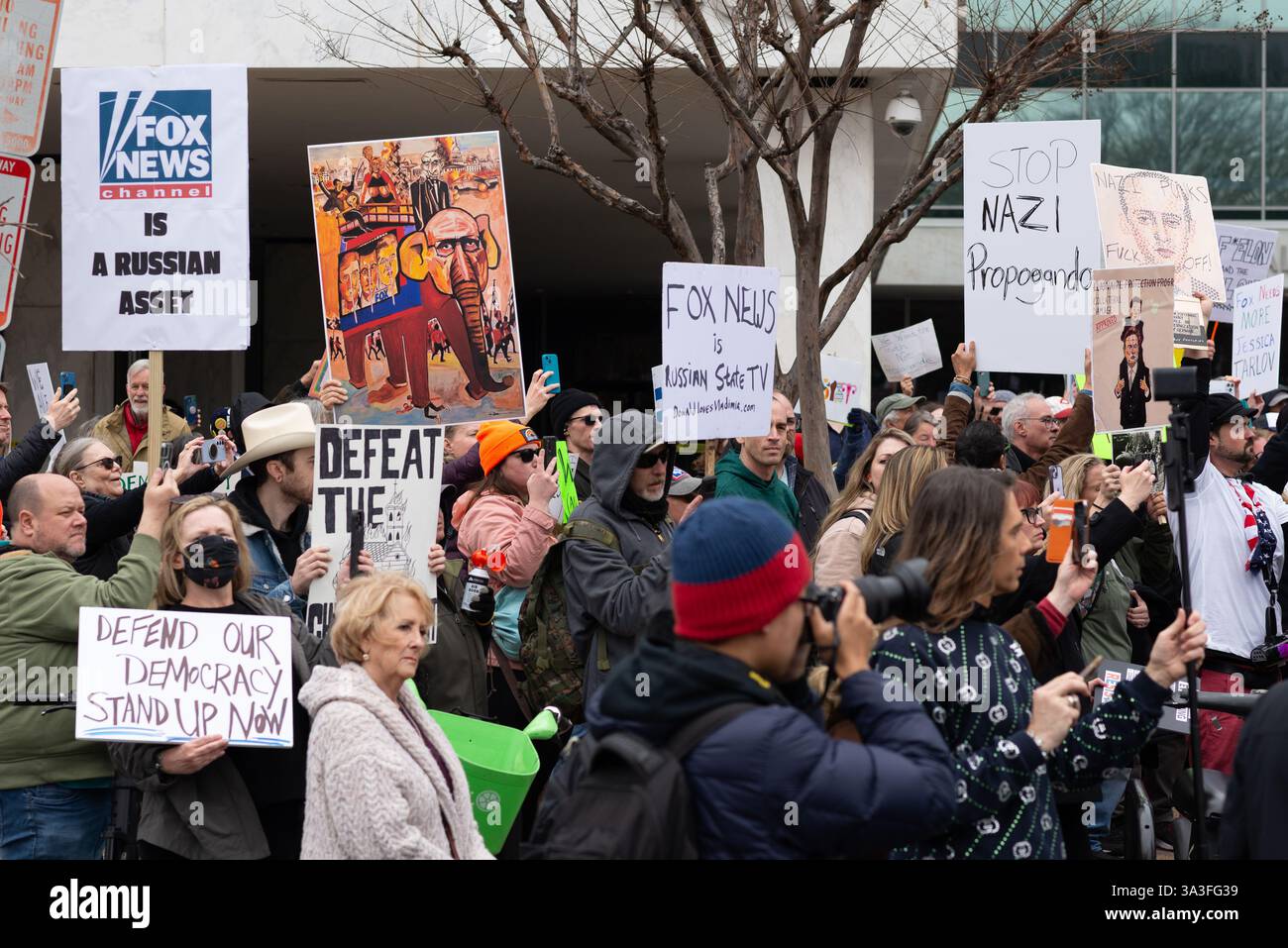 Washington DC, États-Unis. Le 15 mars 2025, les manifestants sont descendus dans les rues, marchant du Capitole des États-Unis au siège de Fox News pour dénoncer la couverture par le réseau du président Donald Trump et du milliardaire Elon Musk. Les manifestants ont accusé Fox News de servir de plateforme de propagande, d’amplifier la désinformation et de ne pas tenir Trump responsable. Chantant et tenant des pancartes, les manifestants ont appelé à une plus grande responsabilité des médias et à une plus grande intégrité journalistique. Crédit : Diego Montoya/Alamy Live News Banque D'Images