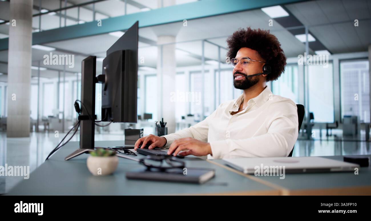 Agent du service clientèle fournissant une assistance via la visioconférence pour les clients Banque D'Images