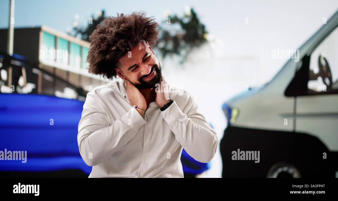 Un conducteur afro-américain blessé réclame Whiplash après un accident de voiture Banque D'Images