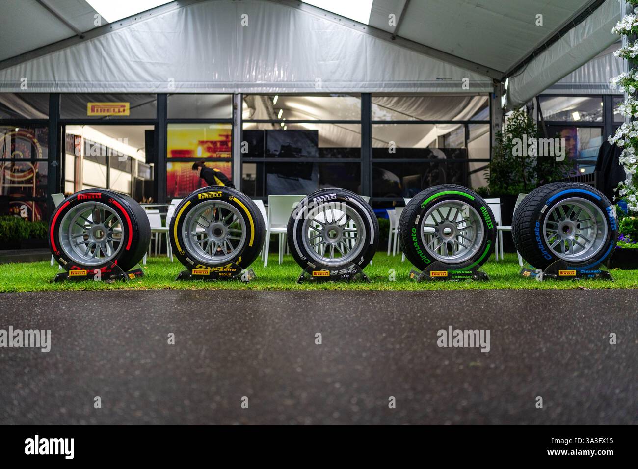 Melbourne, Victoria, Australie. 16 mars 2025. La sélection des 5 composés Pirelli Tyre du week-end. De gauche à droite : doux, moyen, dur, intermédiaire et humide. Prise dimanche dans le paddock du Grand Prix d'Australie de formule 1 Louis Vuitton 2025 le 16 mars 2025 à Melbourne, Australie. (Crédit image : © James Forrester/ZUMA Press Wire) USAGE ÉDITORIAL SEULEMENT! Non destiné à UN USAGE commercial ! Crédit : ZUMA Press, Inc/Alamy Live News Banque D'Images