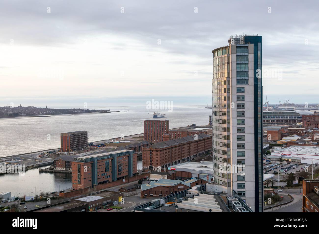 Vue en aval de l'embouchure de l'estuaire de la rivière Mersey, Liverpool, Angleterre, Royaume-Uni Beetham Tower immeuble résidentiel de grande hauteur 2004 Banque D'Images