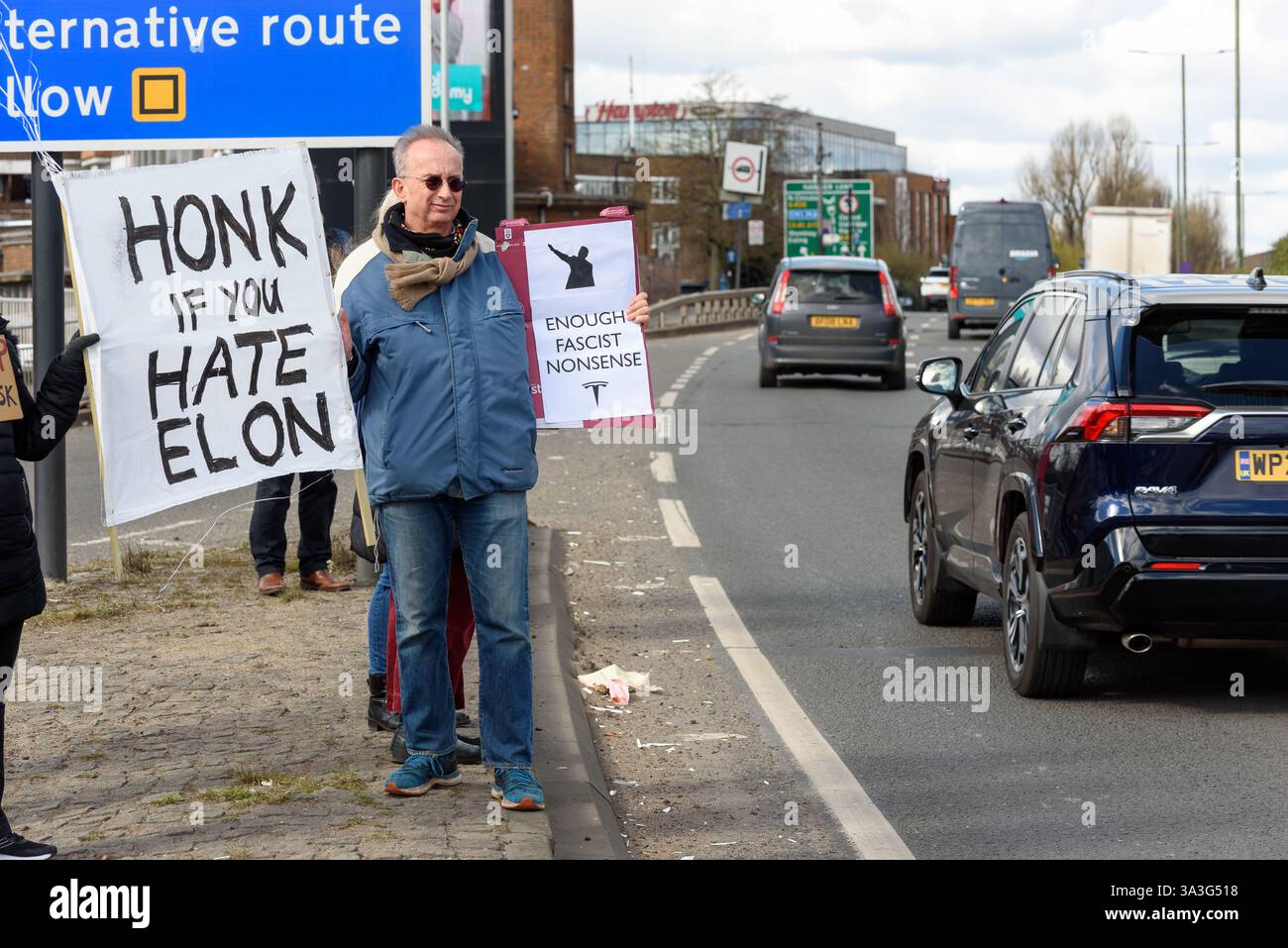 Londres, Royaume-Uni. 15 mars 2025. Manifestation contre Elon Musk, PDG de Tesla, devant un showroom Tesla à Park Royal. Les manifestants appellent au boycott de Tesla en raison du soutien de Musk au président américain Donald Trump et à l’extrême droite en Europe. Crédit : Andrea Domeniconi/Alamy Live News Banque D'Images