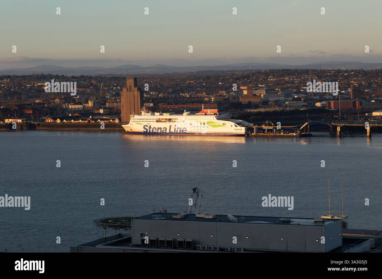 Stena Line transbordeur RoPax Stena Embla, Birkenhead-Belfast service, River Mersey, Liverpool, Angleterre, ROYAUME-UNI Banque D'Images