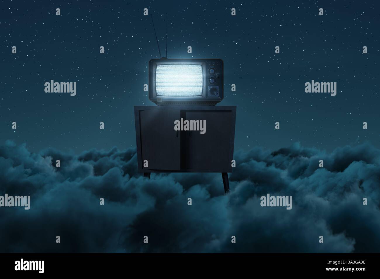 Rendu 3D d'un vieux téléviseur avec écran statique lumineux au-dessus des nuages nocturnes Banque D'Images