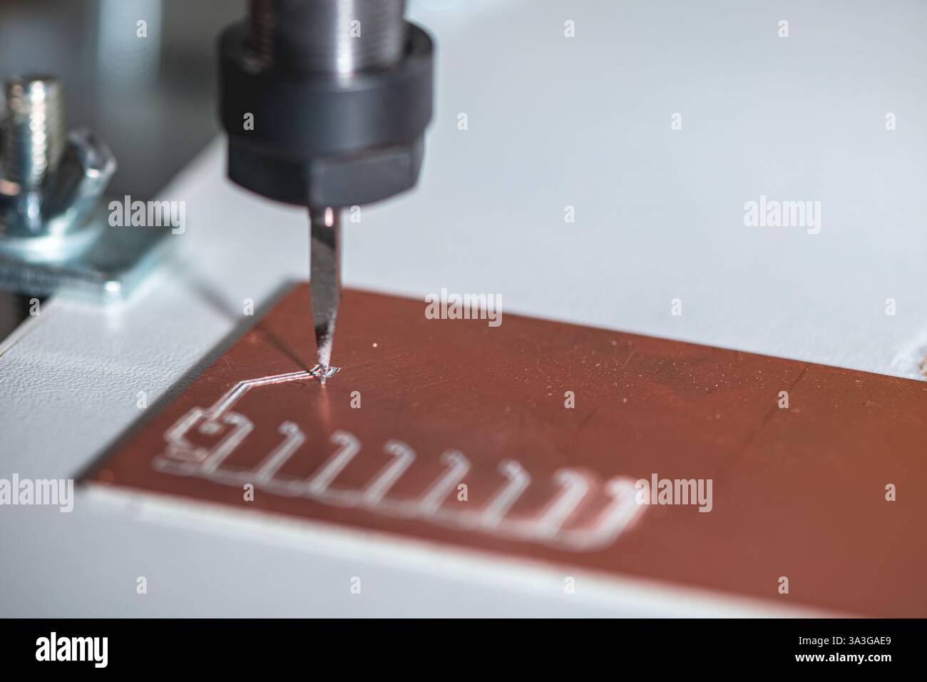 Machine avec commande numérique CNC effectue le fraisage des cartes de circuits imprimés, gravure de circuit, cartes de circuit imprimé DIY PCB Banque D'Images