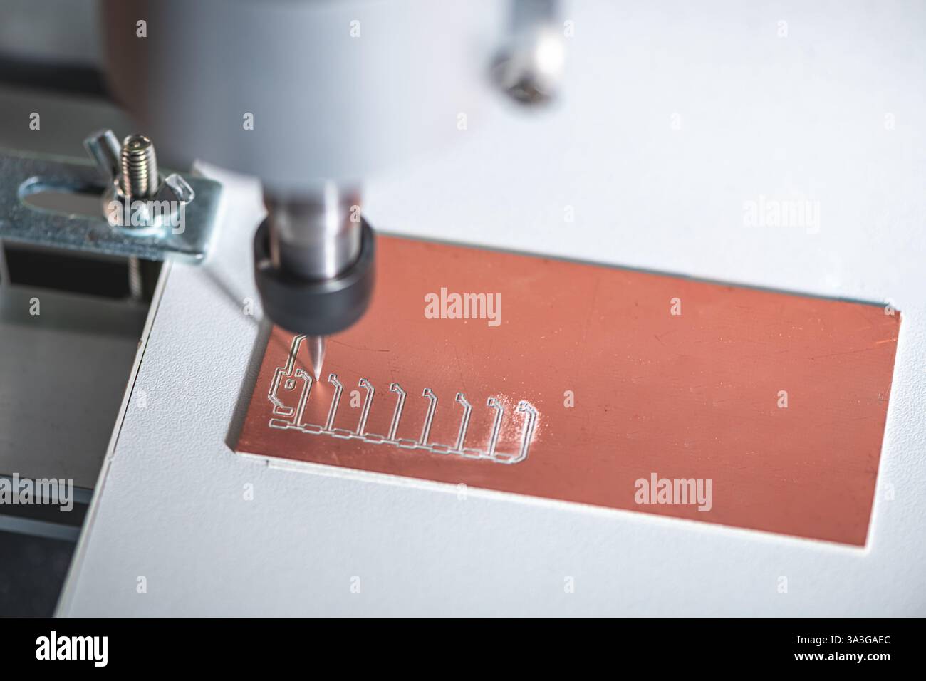 Machine avec commande numérique CNC effectue le fraisage des cartes de circuits imprimés, gravure de circuit, cartes de circuit imprimé DIY PCB Banque D'Images