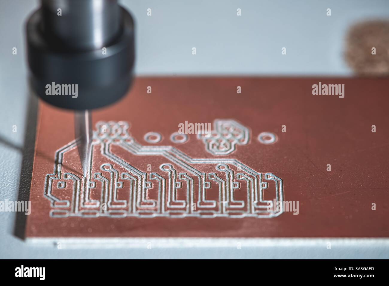 Machine avec commande numérique CNC effectue le fraisage des cartes de circuits imprimés, gravure de circuit, cartes de circuit imprimé DIY PCB Banque D'Images